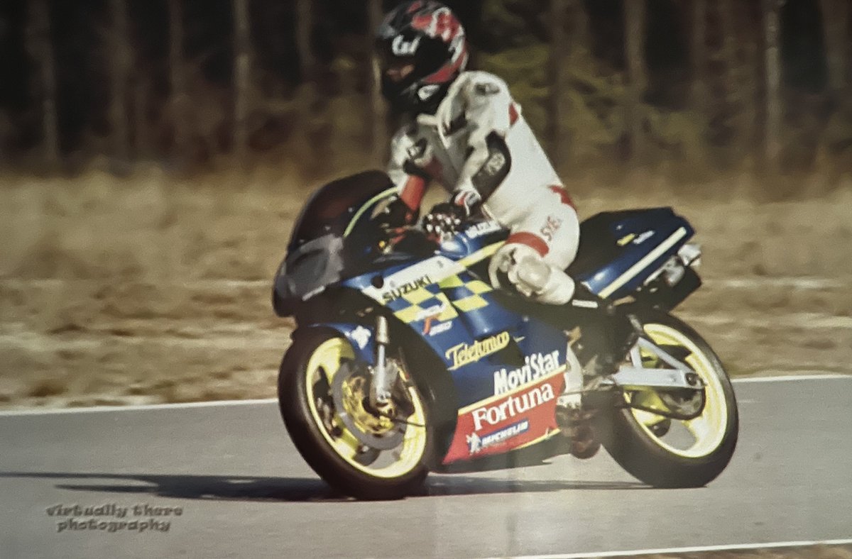 Ryan Cunningham racing a Suzuki RGV250 at Jennings GP